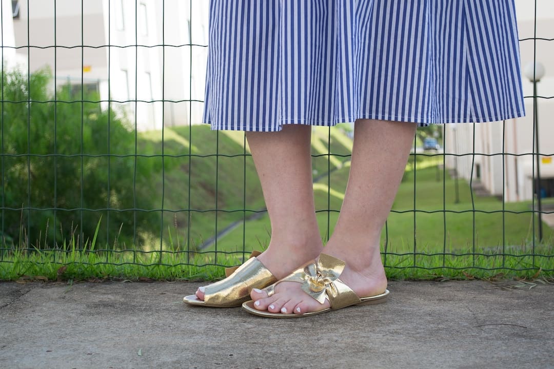 Sandales et mules aux pieds féminins