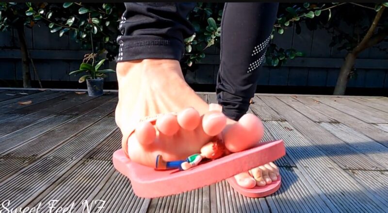 Elle l'a choppé ! Il en profite pour lui sentir les pieds !