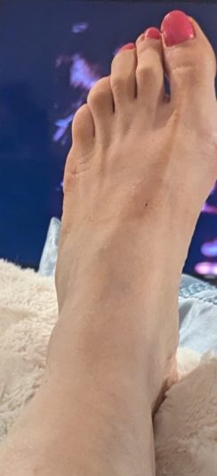 Pied sur coussin avec vernis fuhia