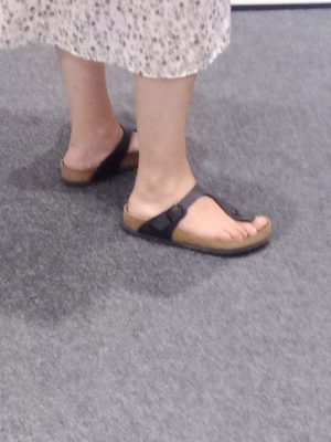 Une inconnue en sandales !