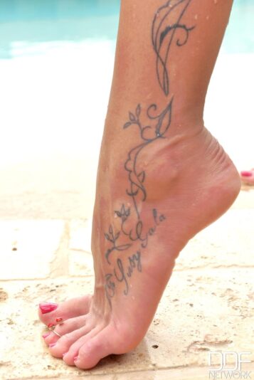 Susy-Gala-Feet-1915828