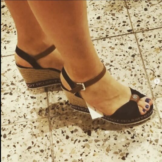 Je kiffe ses pieds à elle ! Et aussi le carton qu'elle écrase !!!