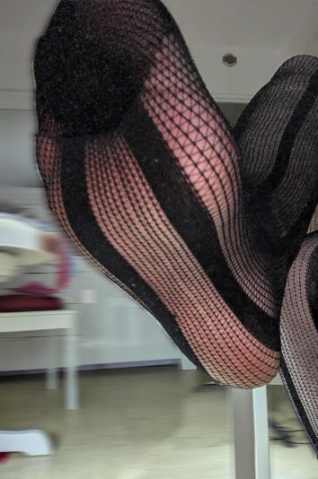 Plantes de pieds assise sur une chaise photo 4