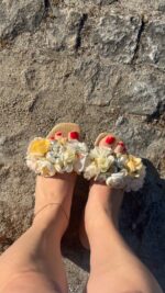 Feet - Flowers flats - Street - red nails - 0,13s